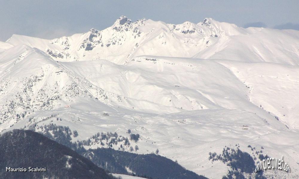 26 Piani dell'Alben e dietro il Monte Valletto..JPG